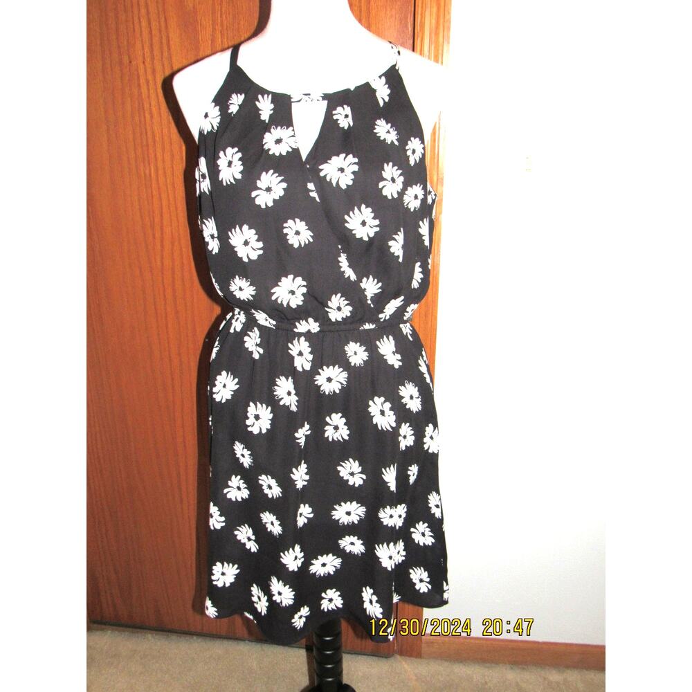 Daisy-Patterned Black Dress – Soft & Stylish, Medium
